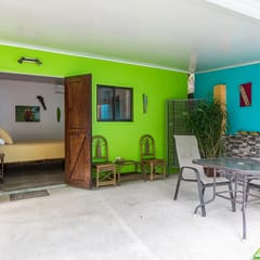 Tropical Cabina Pool & AC – Cozy Bright Refreshing