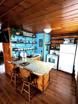 Cozy Cub Log Cabin - Image 4