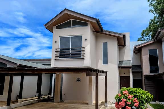 Upscale Tropical Retreat | 4BR in Gated Resort - Bild 1