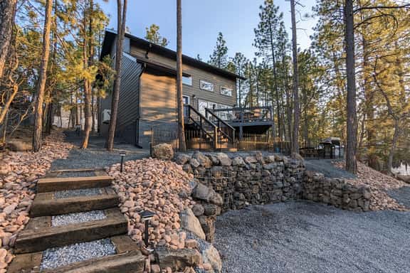 Pinetop Getaway w/ Sunset Deck & Fire Pit Table - Imagen 1