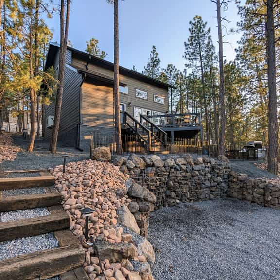 Pinetop Getaway w/ Sunset Deck & Fire Pit Table - Imagen 1