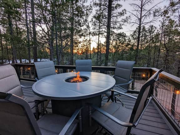 Pinetop Getaway w/ Sunset Deck & Fire Pit Table - Imagen 3